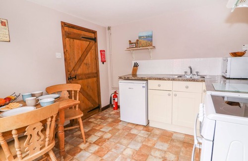 Llanidloes Cottage | BEECH COTTAGE, character holiday cottage, with a garden in Llanidloes