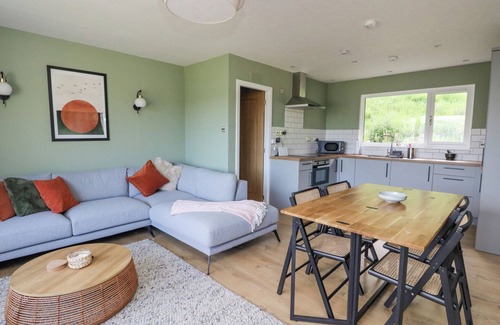 Fearnan Cottage | BEECH COTTAGE, pet friendly, with hot tub in Kenmore