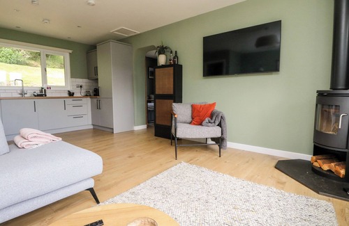 Fearnan Cottage | BEECH COTTAGE, pet friendly, with hot tub in Kenmore
