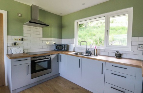 Fearnan Cottage | BEECH COTTAGE, pet friendly, with hot tub in Kenmore