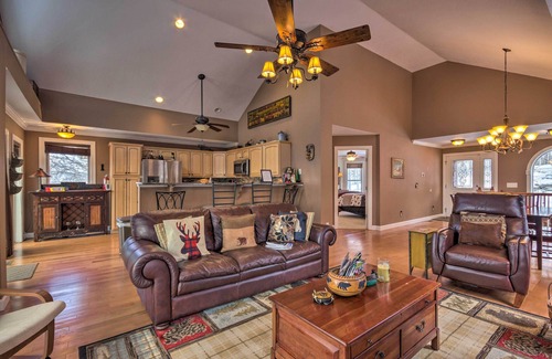 Beech Mountain House | Beech Mountain Retreat w/Open Deck: 2 Mi to Ski!