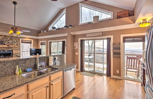 Beech Mountain House | Beech Mountain Retreat w/Open Deck: 2 Mi to Ski!