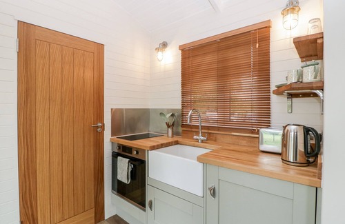 Kemble Cottage | BEECH, pet friendly, with a garden in Kemble