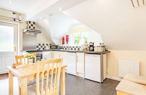 Cranham Apartment | BEECHES STUDIO, with a garden in Cranham