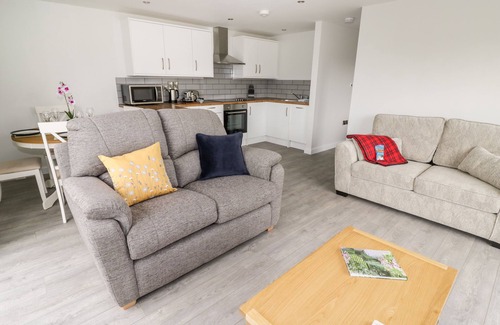 Patchway Cottage | BEECHNUT COTTAGE, pet friendly, with a garden in Tewkesbury