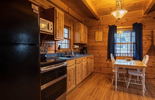 New Plymouth Cabin | Beechwood Cabin near Ash Cave