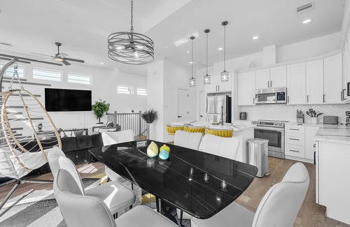 Northside House | Beehive House- Stylish Houston Getaway 3 Bedroom Home