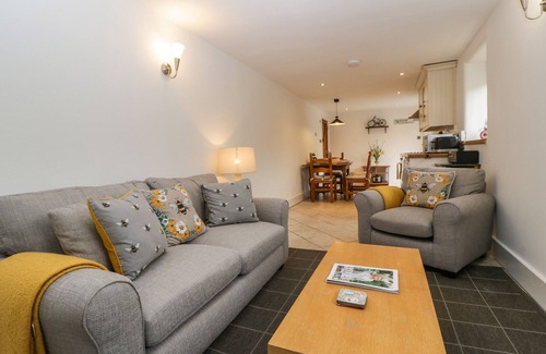 Pembridge Cottage | BEEKEEPER'S COTTAGE, pet friendly, with hot tub in Pembridge