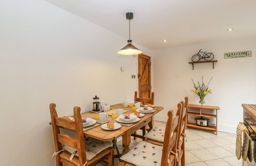 Pembridge Cottage | BEEKEEPER'S COTTAGE, pet friendly, with hot tub in Pembridge