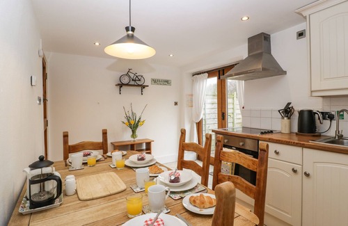 Pembridge Cottage | BEEKEEPER'S COTTAGE, pet friendly, with hot tub in Pembridge