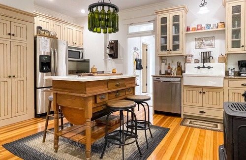 Washington House | Beekeeper's Cottage - Hot Tub, Heated Pool, Dog-friendly, Downtown