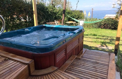 Derveni House | Beekeeper's house by the sea - sail boat - spa.