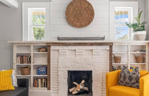 Tampa Heights House | BeeKeeper's Inn - Beautifully Renovated 1929 Bungalow with 2 Bedrooms on Brick Street near Tampa's Attractions