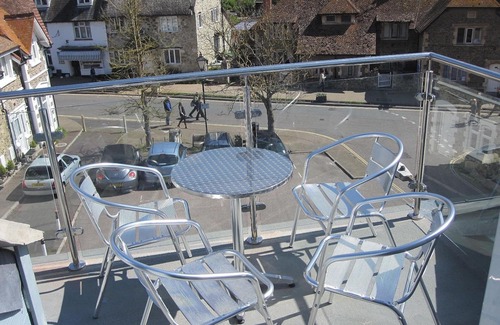Beer Apartment | Beer Holiday Maisonette with Parking and Balcony, Near to Beach, shops and Pubs