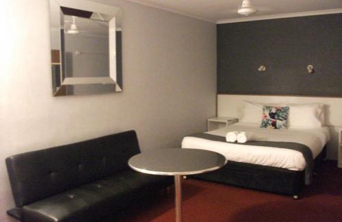 Glass House Mountains Hotel | Beerwah Glasshouse Motel