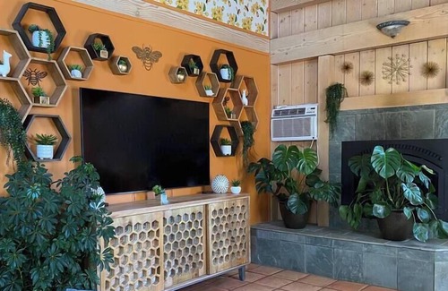 Morongo Valley House | Bees Knees Barn · Iconic Barn on 10-Acres, Hot Tub