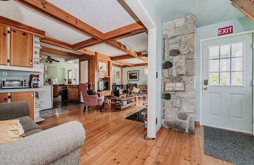 Lion's Head Cottage | Beeshore Lakehouse: Waterfront Bliss & Comfort
