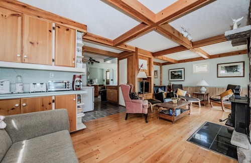 Lion's Head Cottage | Beeshore Lakehouse: Waterfront Bliss & Comfort