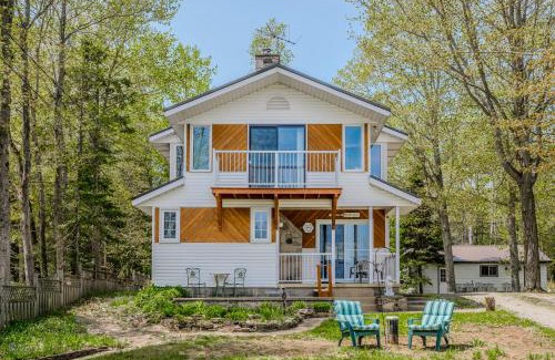 Lion's Head House | Beeshore Lakehouse Waterfront Bliss & Comfort