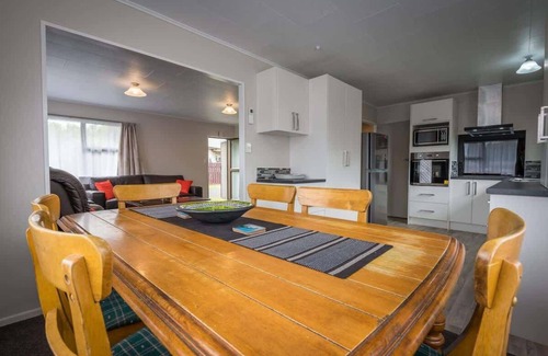 Rotorua House | Beez Kneez | Central Location with Spa Pool