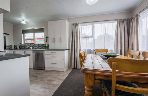 Rotorua House | Beez Kneez | Central Location with Spa Pool