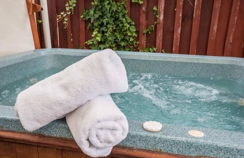 Rotorua House | Beez Kneez | Central Location with Spa Pool