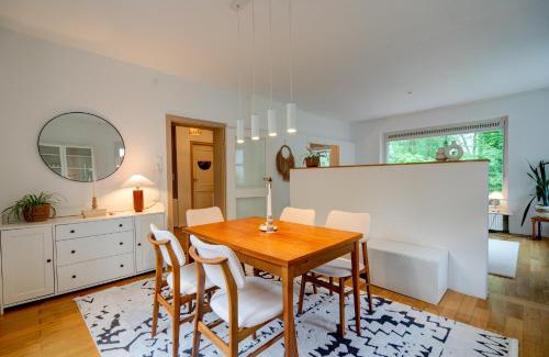 Bad Wilhelmshoehe Apartment | Beheizter Whirlpool und Panoramafenster vom Bett ins Grüne!