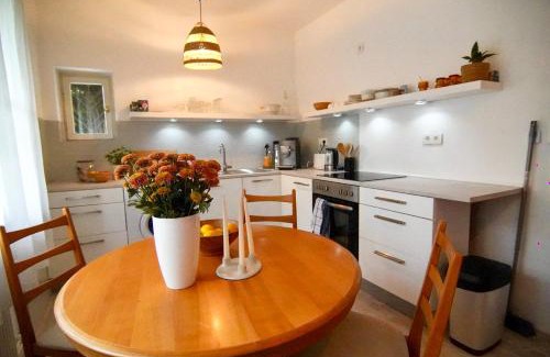 Bad Wilhelmshoehe Apartment | Beheizter Whirlpool und Panoramafenster vom Bett ins Grüne!