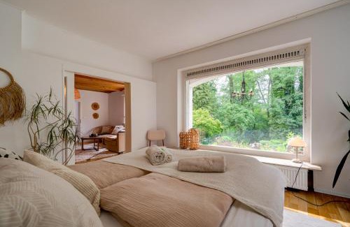 Bad Wilhelmshoehe Apartment | Beheizter Whirlpool und Panoramafenster vom Bett ins Grüne!