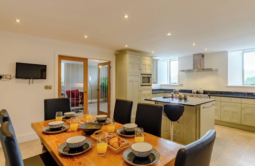 Leyburn Cottage | Behind the beautiful arched door way is the luxurious interior of Church Manor.