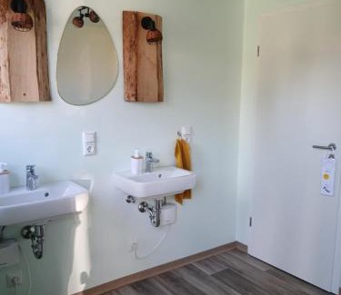Mittelherwigsdorf Apartment | Bei Zittau Ferienwohnung Frieda mit Camping Familien, und Biker Hütten am Zittauer Gebirge