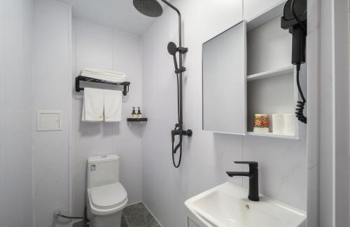 Downtown Beijing Hotel | Beijing Liangcang Hotel 10-minute walk to Tiananmen Square and the Forbidden City Free registration service for Tiananmen access 200 meters from the subway Beijing Cultural Hub Free coffee & free laundry service