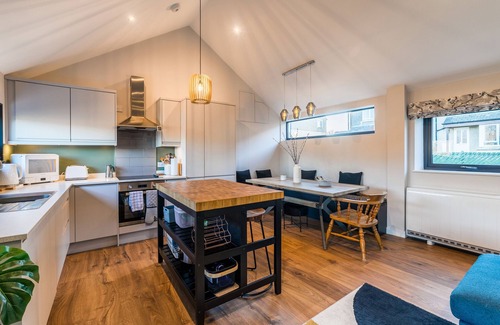 Aisgernis House | BEINN MHOR VIEW, family friendly, with a garden in Lochboisdale