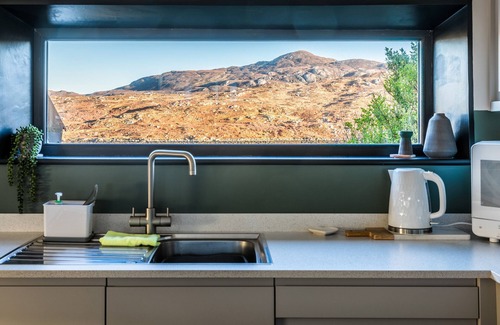Aisgernis House | BEINN MHOR VIEW, family friendly, with a garden in Lochboisdale