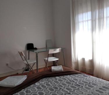 Linda-a-Velha House | Belém Cozy Bedroom