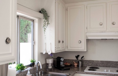 Westwood Apartment | Bel Air & Beverly Hills, Bright & Charming: Fully Equipped - 2bed/2bath apt.