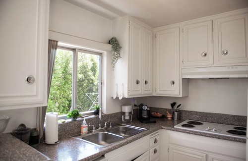 Westwood Apartment | Bel Air & Beverly Hills, Bright & Charming: Fully Equipped - 2bed/2bath apt.