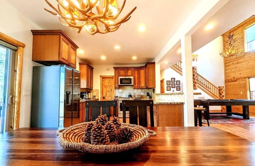Meadowbrook Estates House | Bel Air of Big Bear - Fun & Tech & Massive Cabin