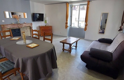Mutigney Apartment | Bel Appartement en Plein Centre du Village de Pesmes, Tout Équipé