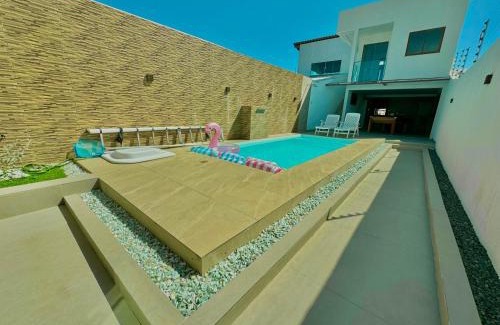 Barra do Jacuipe House | Bela acomodação em jacuipe com churrasqueira, piscina, mesa de sinuca e três quartos, dois sendo suítes! Além de muito espaço por toda a área!