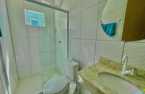 Barra do Jacuipe House | Bela acomodação em jacuipe com churrasqueira, piscina, mesa de sinuca e três quartos, dois sendo suítes! Além de muito espaço por toda a área!