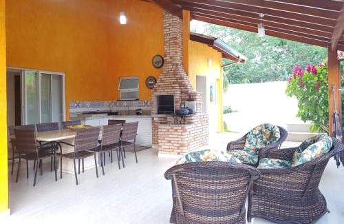 Lagoinha House | BELA CASA TERREA PRAIA LAGOINHA, UBATUBA com piscina, Ar condicionado, churrasqueira, forno a lenha, wifi