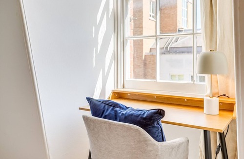 Churchill House | Belgravia - Charming Spacious 4 Bed Home for 9