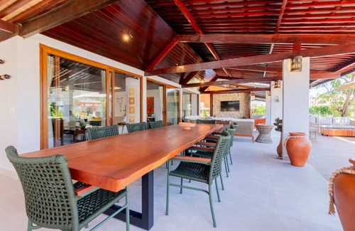 Nossa Senhora do O House | Belissima Casa Muro Alto, Recentemente Reformada, com 6 Quartos , 5 Suites,