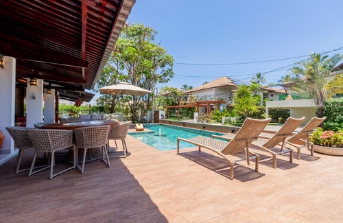 Nossa Senhora do O House | Belissima Casa Muro Alto, Recentemente Reformada, com 6 Quartos , 5 Suites,