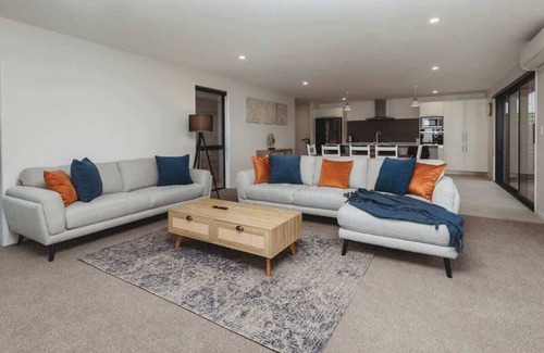 Bell Block House | Bell Block Beauty - pristine 3BR home near beach
