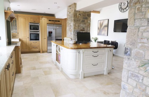 North Bitchburn Cottage | BELL HOUSE BARN, pet friendly, with hot tub in Staindrop