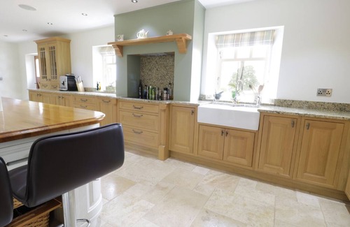 North Bitchburn Cottage | BELL HOUSE BARN, pet friendly, with hot tub in Staindrop