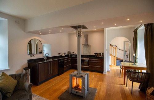 Kenmore Cottage | Bell Tower Cottage - sleeps 2 guests in 1 bedroom