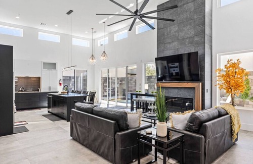 Hurricane Apartment | Bella Casa ~ Exquisite Golf Oasis ~ Swimming Pool!
